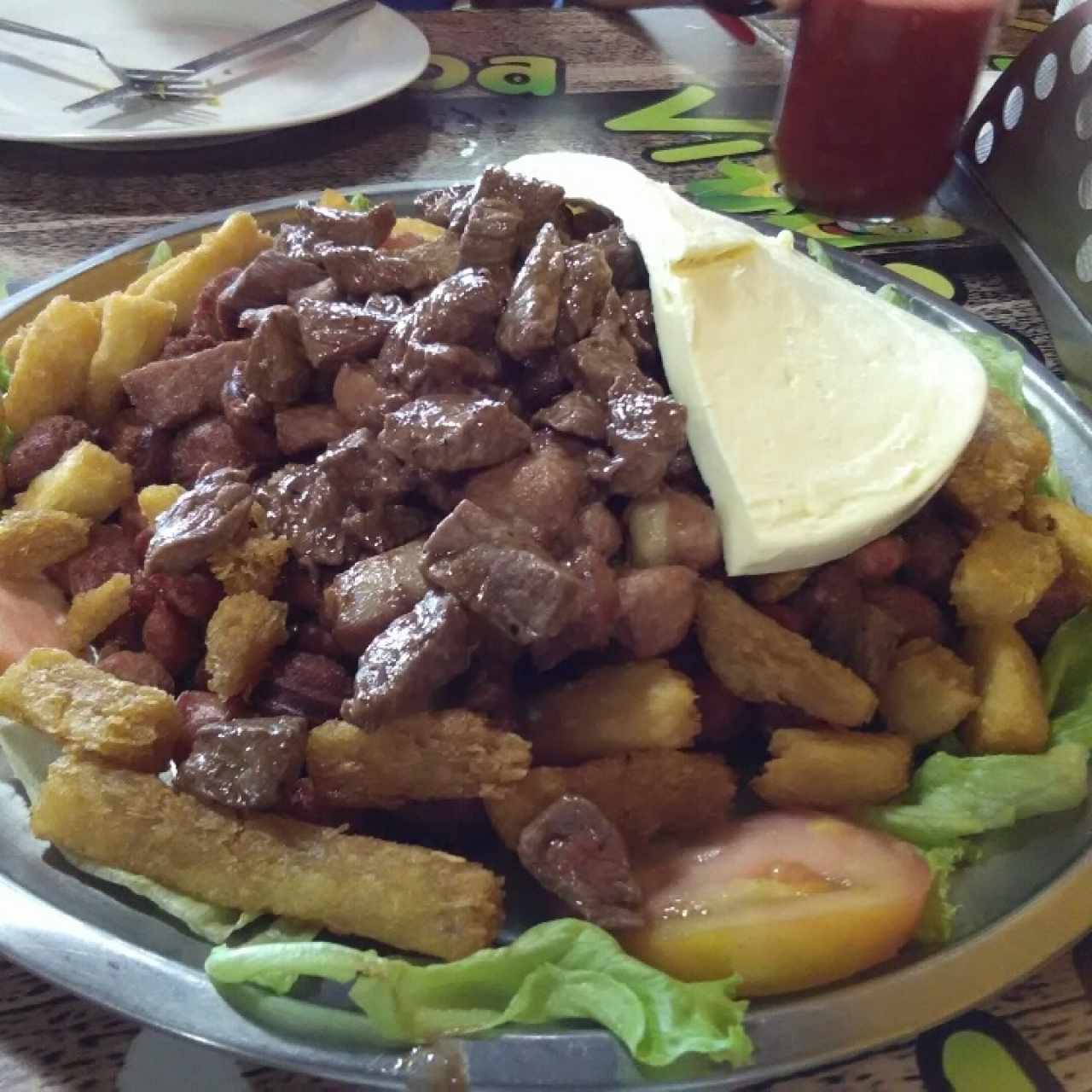 parrilla para dos personas tiene pollo carne chorizo queso yuca