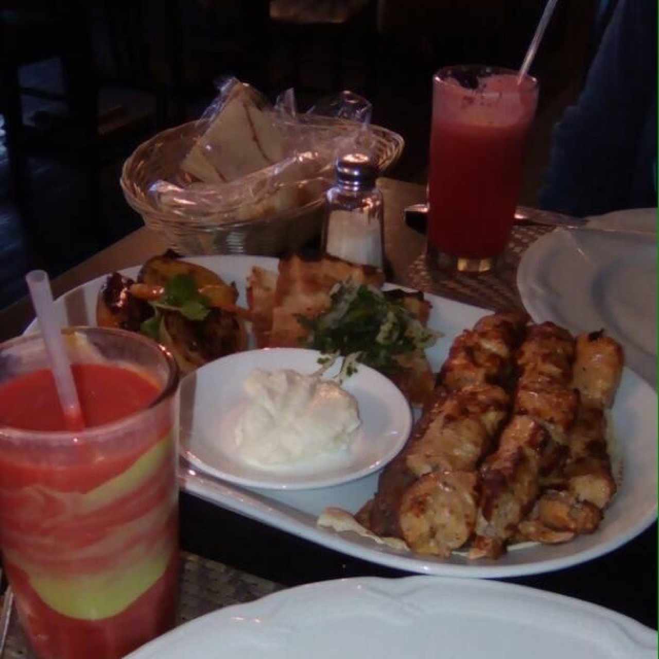Parrilla Mixta para 2 personas, jugo de patilla y coctel