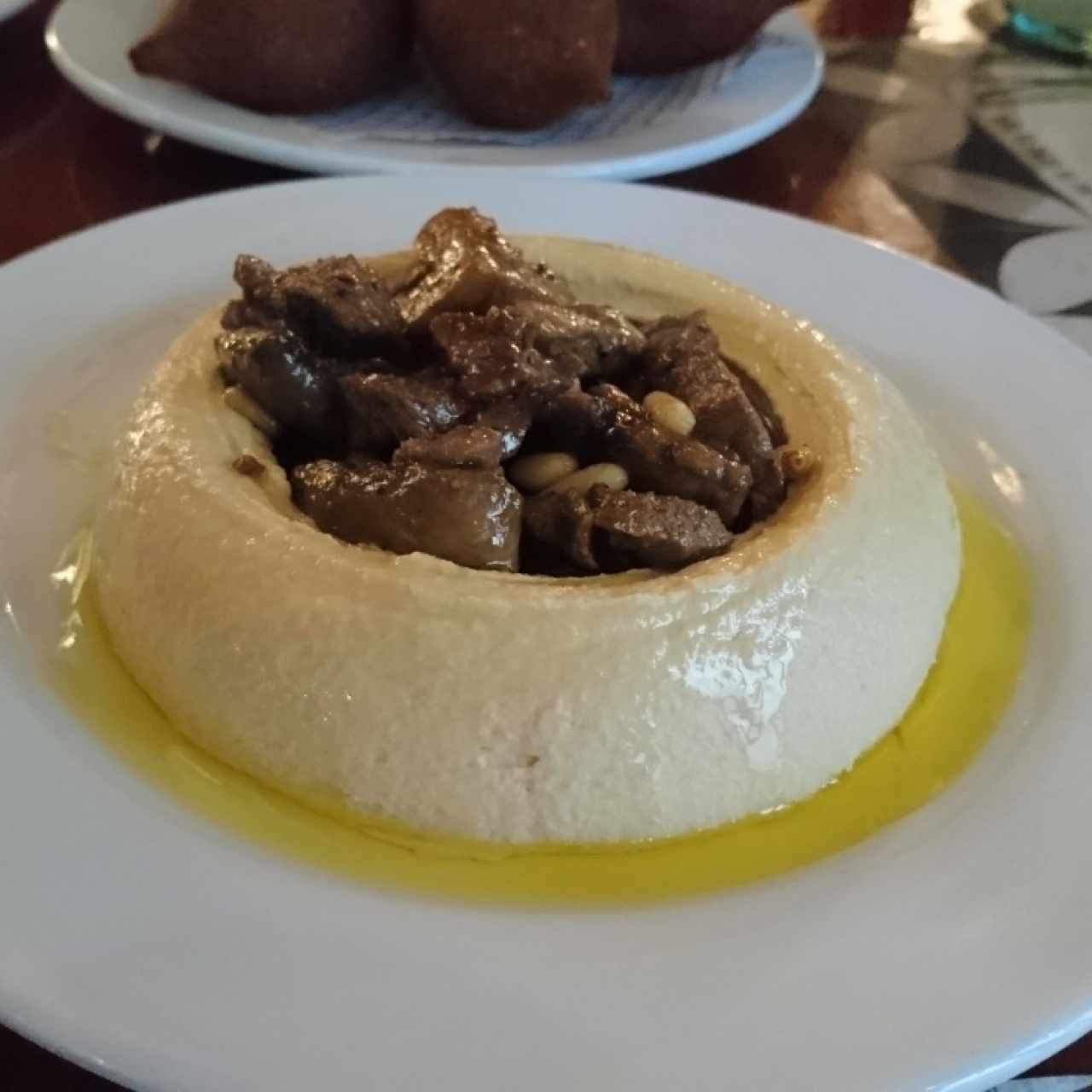 Hummus de garbanzos con lomito salteado con champiñones y almendras 