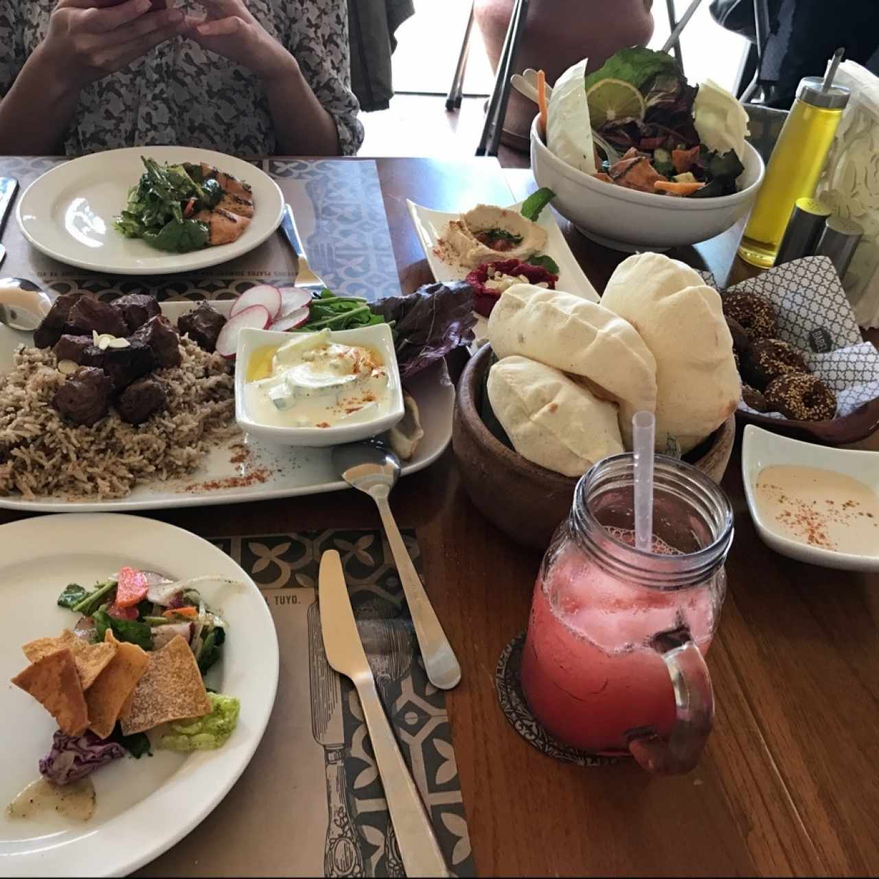 trio de salsas, falafel, limonada frappe, arroz con cordero, pan pita, ensalada