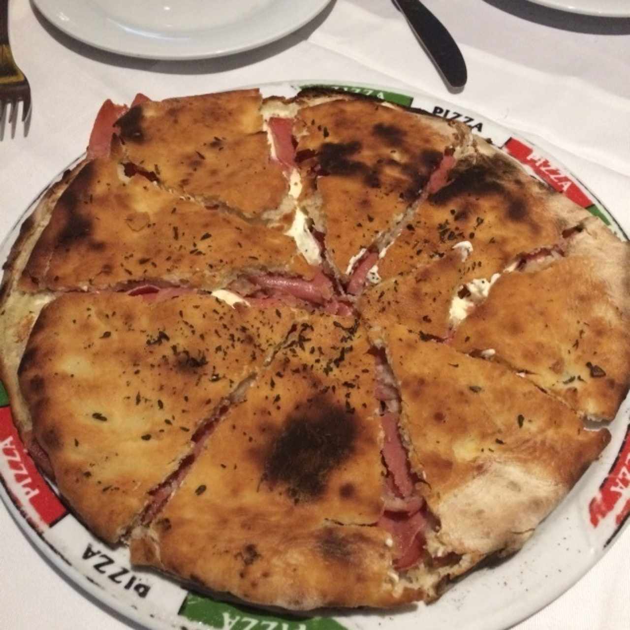 Fogaccia rellena de queso crema y serrano