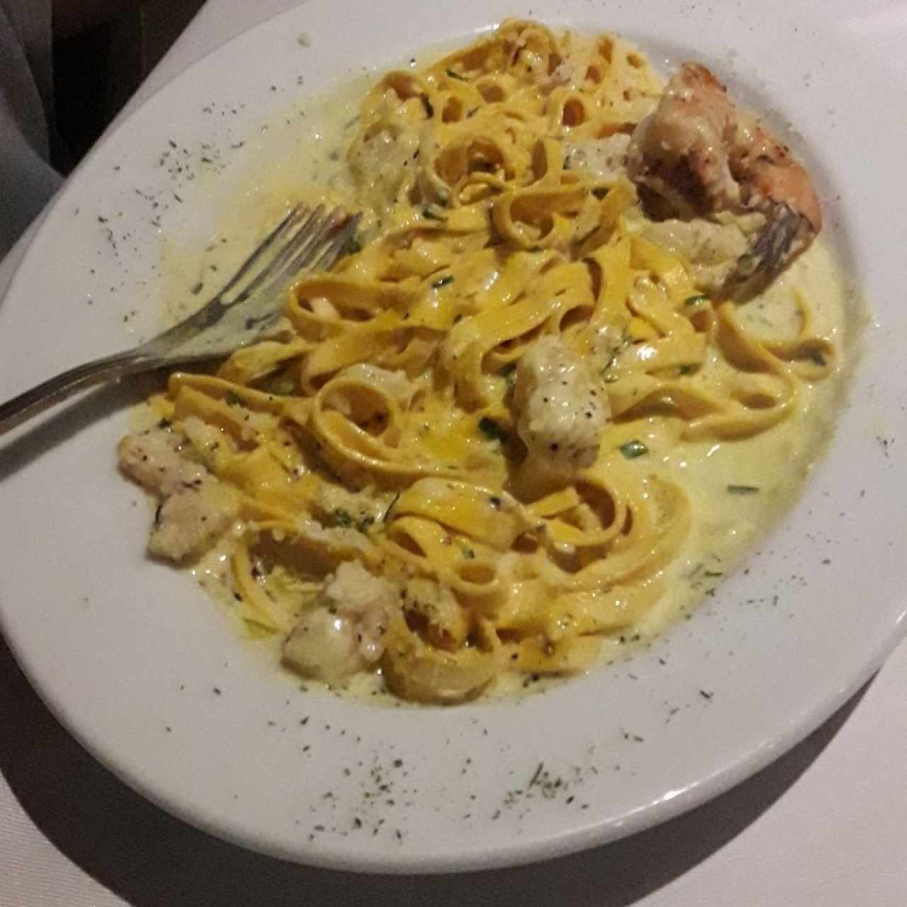 Fetuccini con langostinos y cebollín a la crema