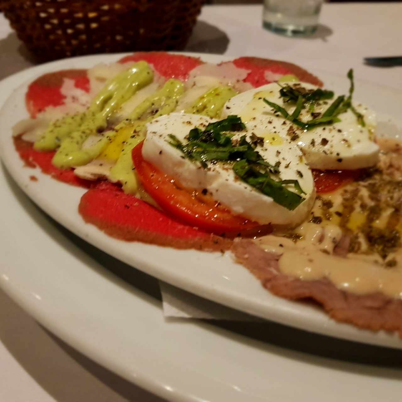 Tre de carpaccio, capresa y atún 