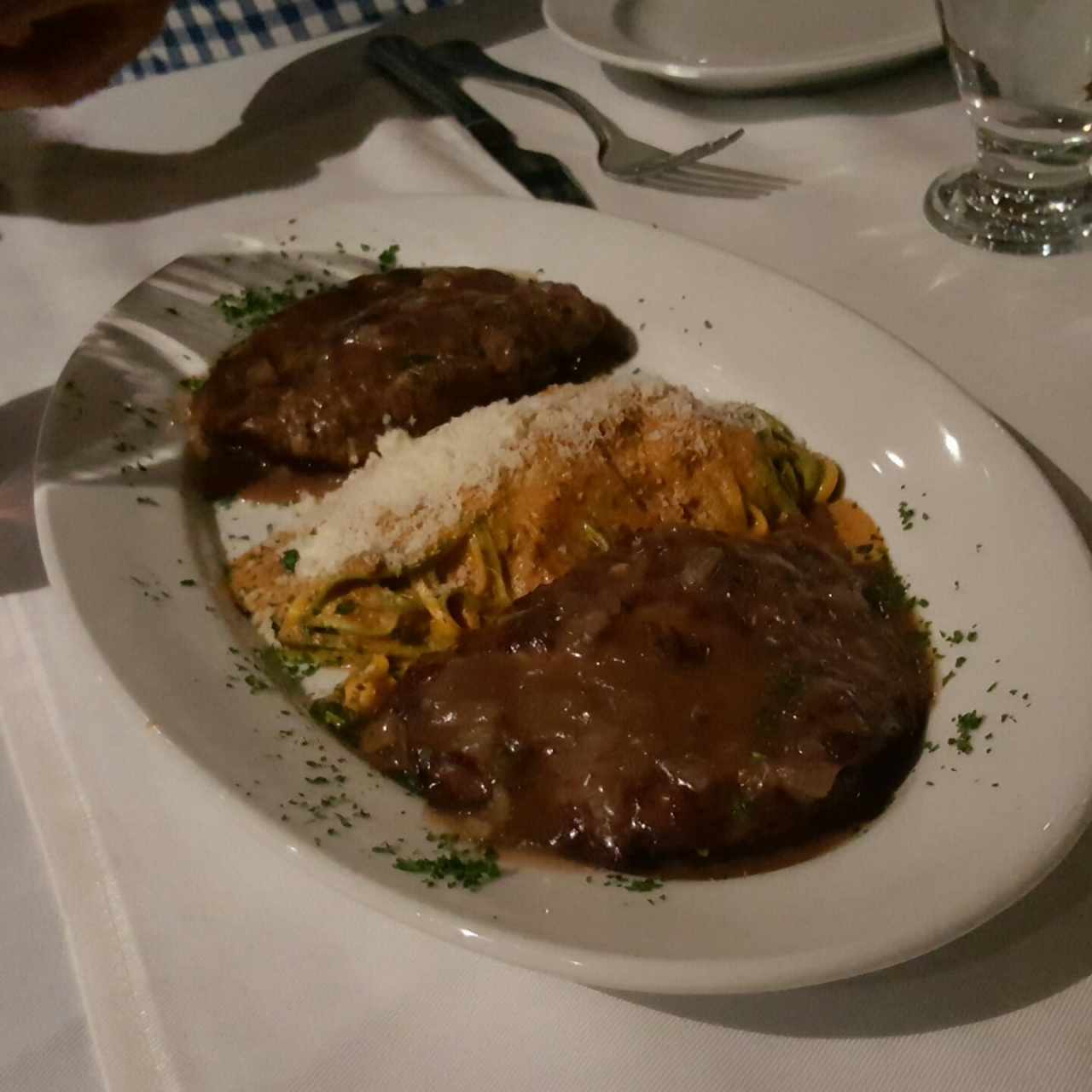 Scalopina de lomito rellena de queso de cabrá con lingüística a la piemontesa