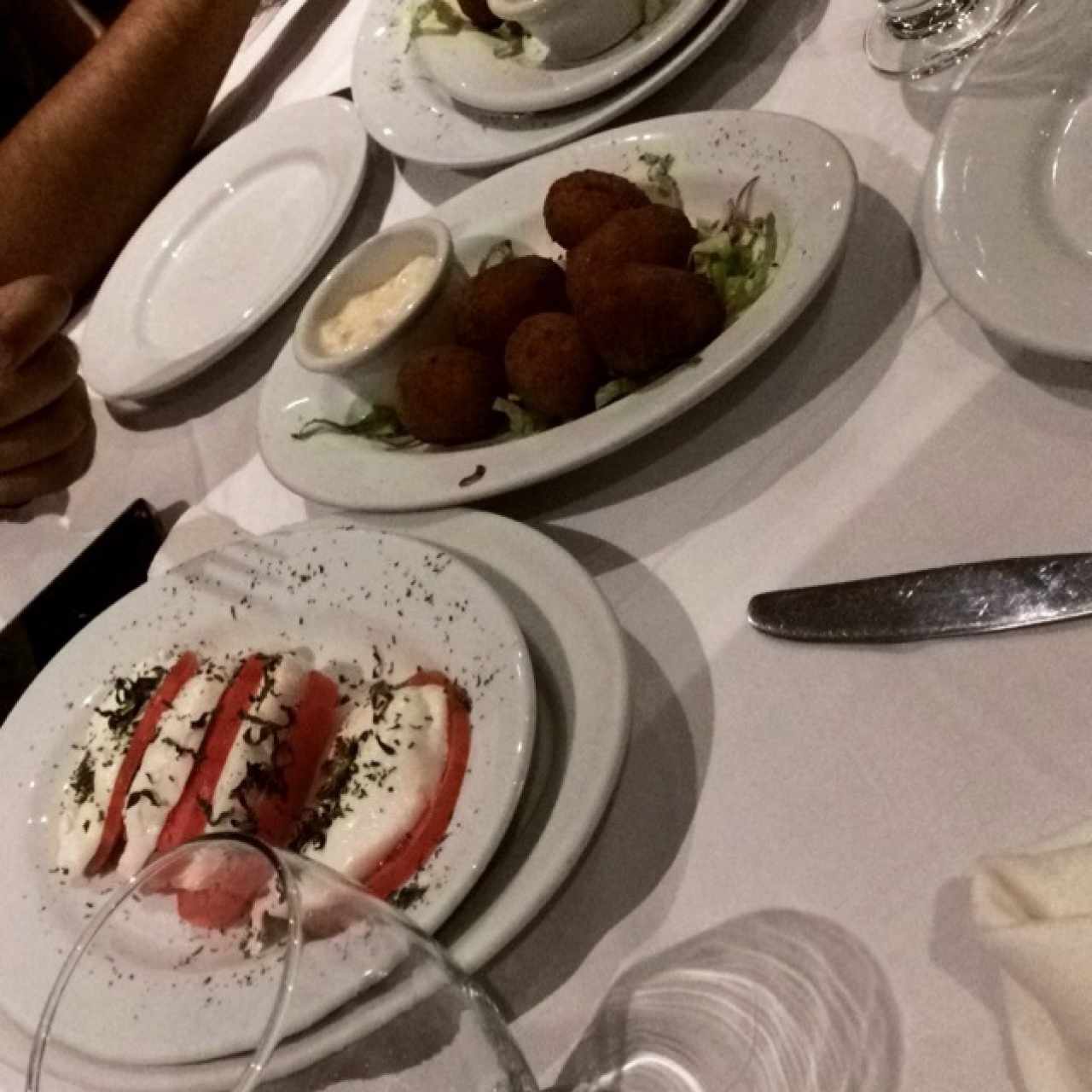 Ensalada capressa y croquetas  💞