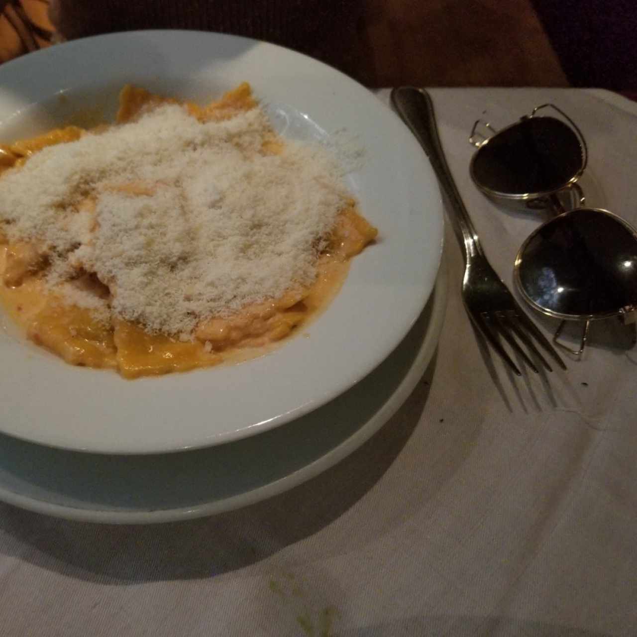 Raviolis de carne con salsa Napoli y crema