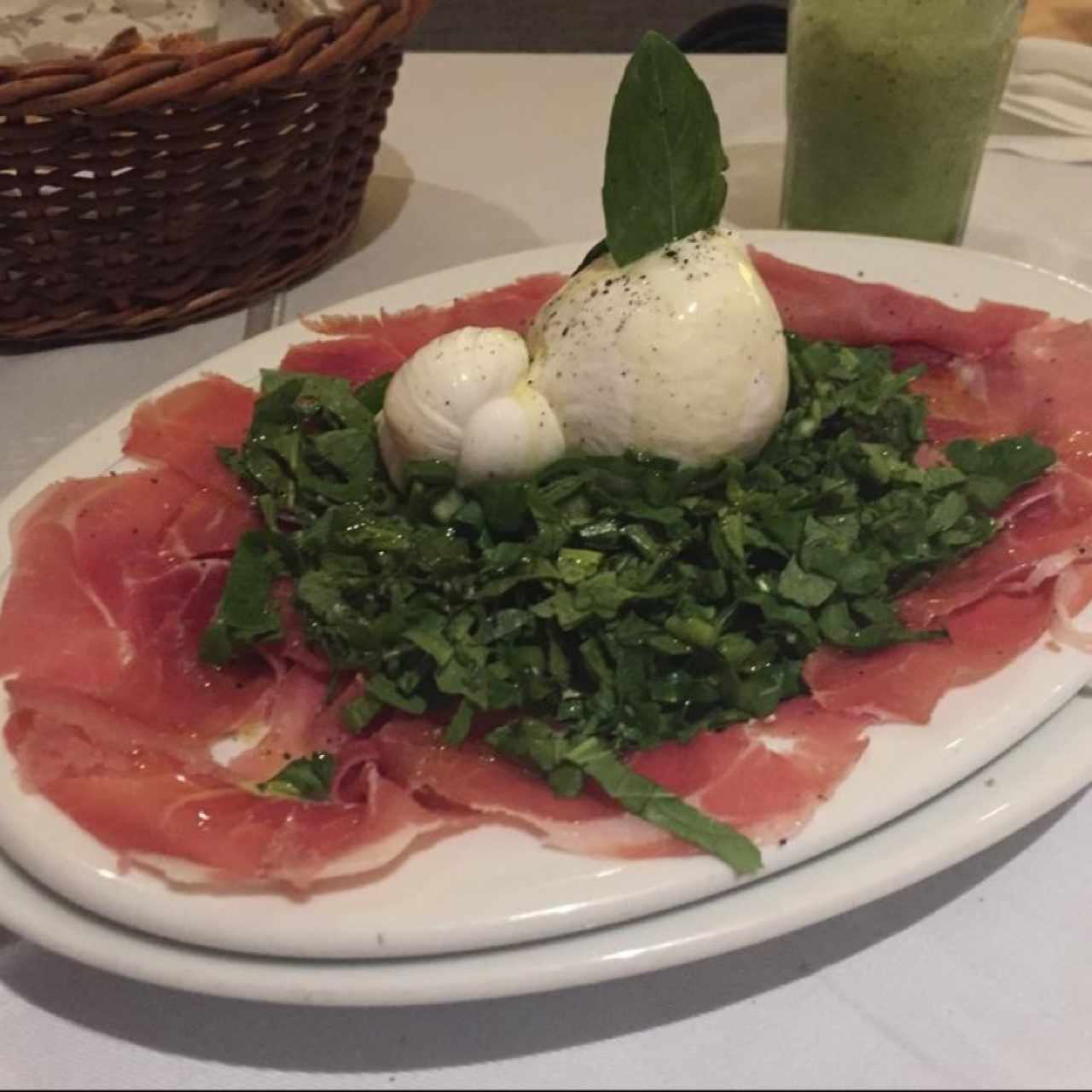 ensalada burrata con jamon serrano