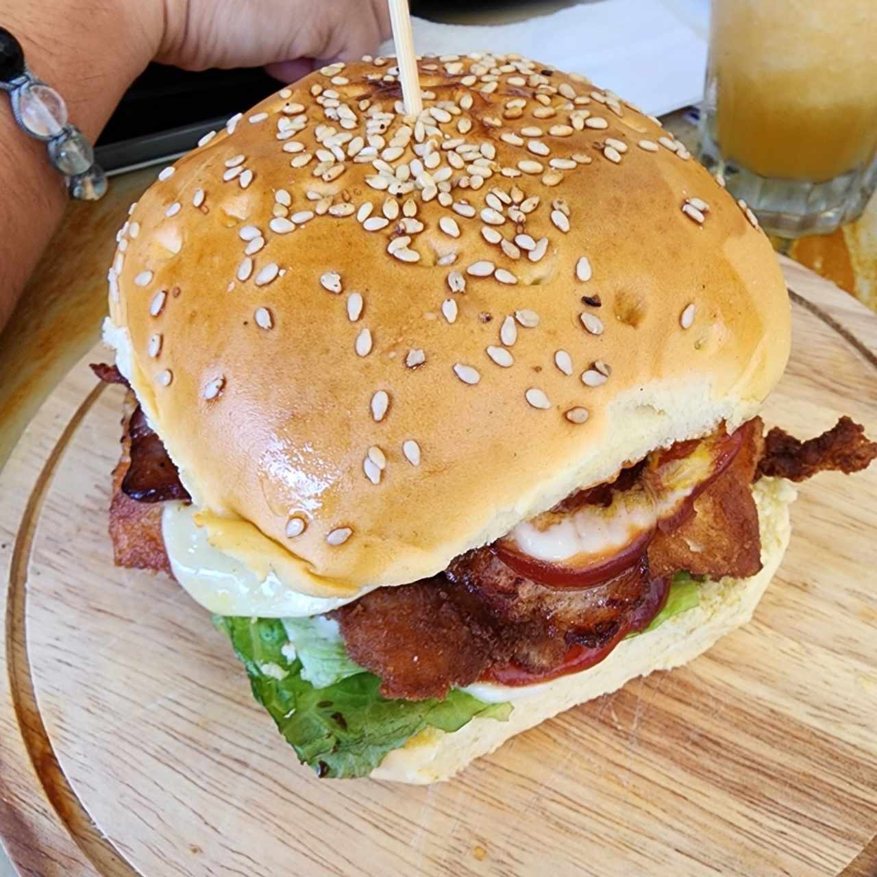 Hamburguesa de pollo y tocineta