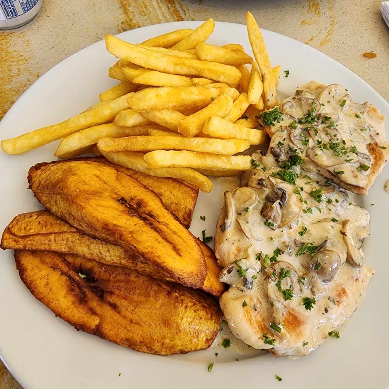 Escalopinas de pollo + contornos de tajadas y papas fritas 