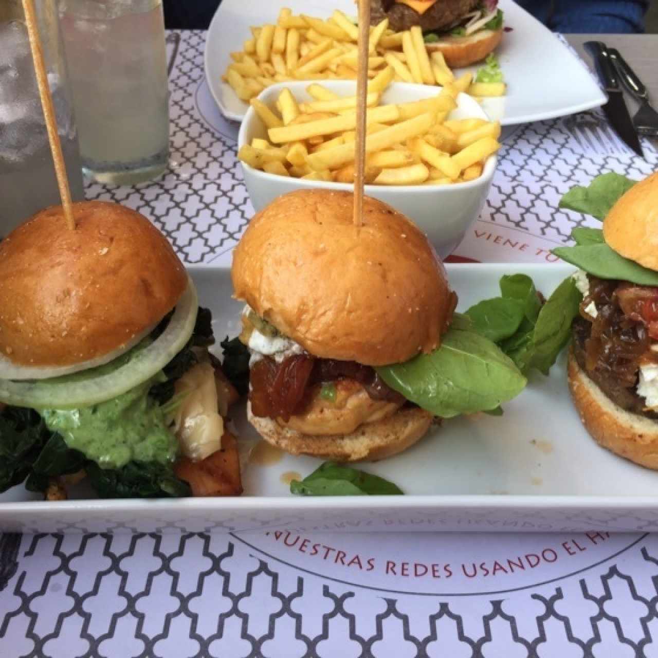 trio de hamburguesas con papitas trufadas