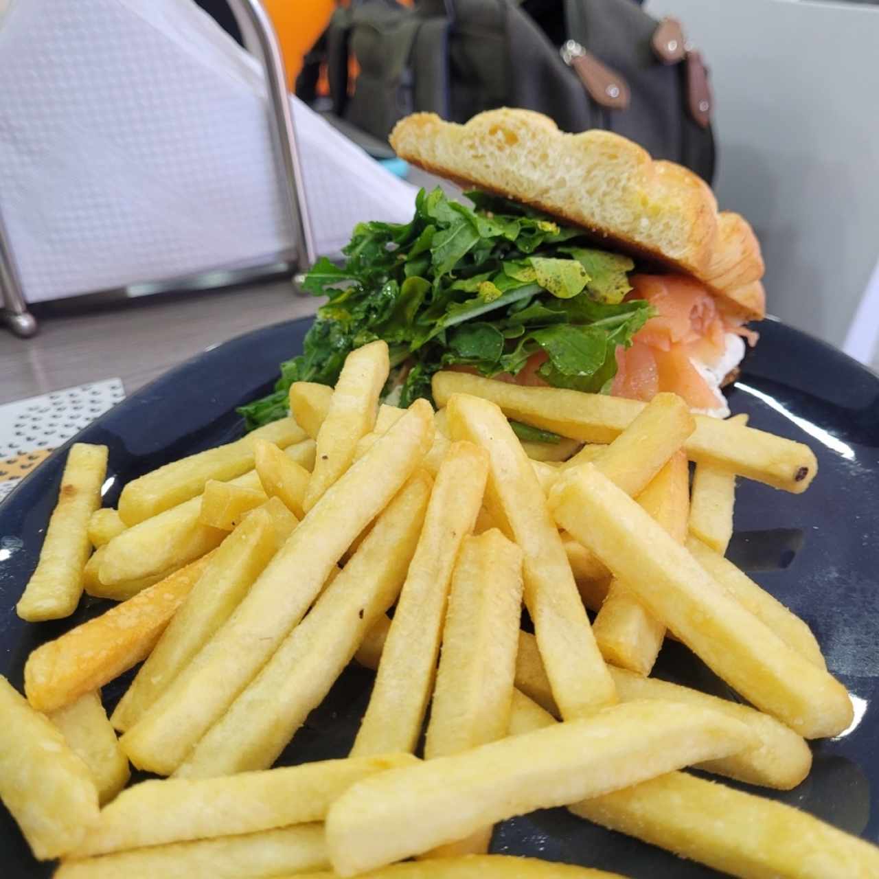 sándwich de salmón rugula y queso crema (olvide el nombre)