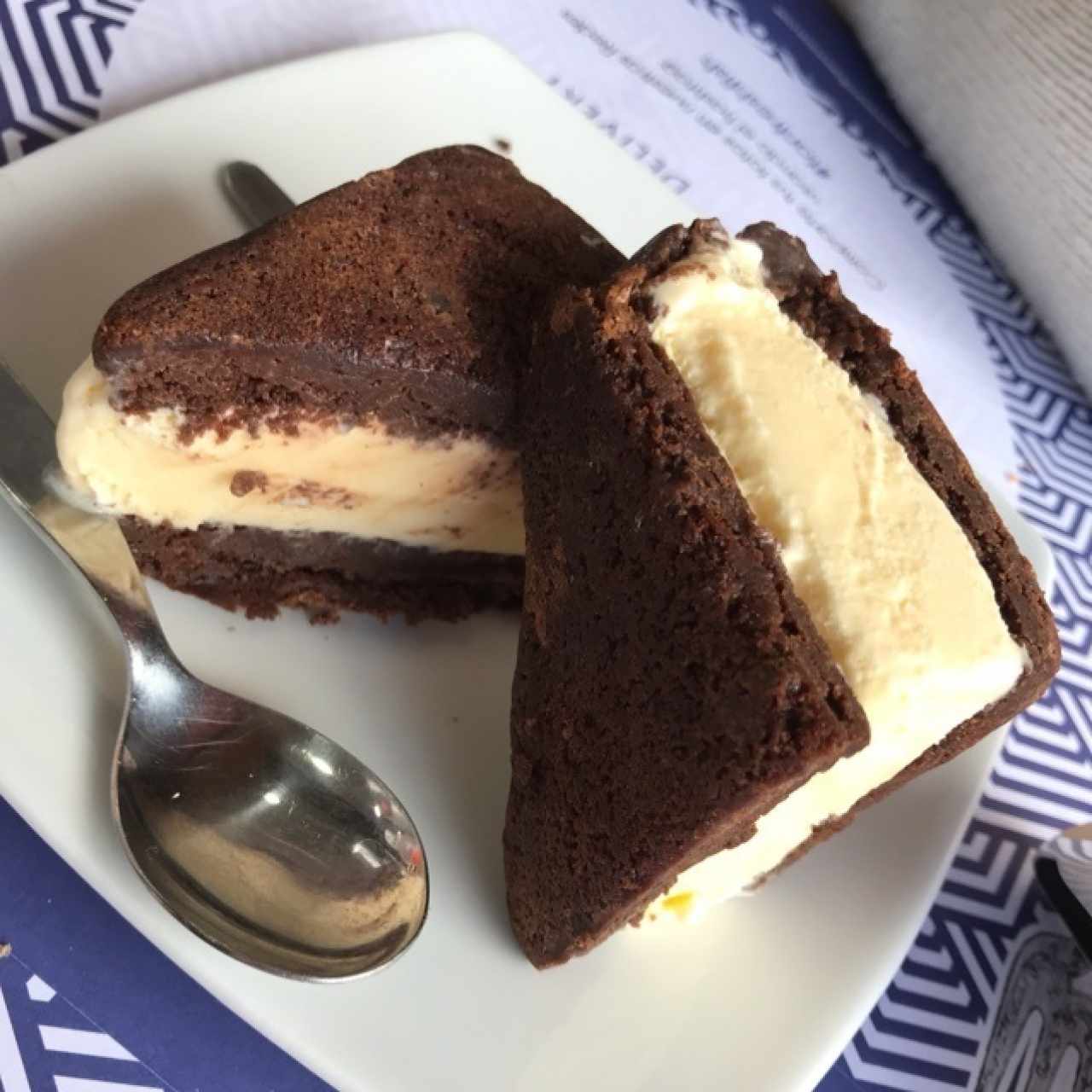 sandwich de brownie con helado