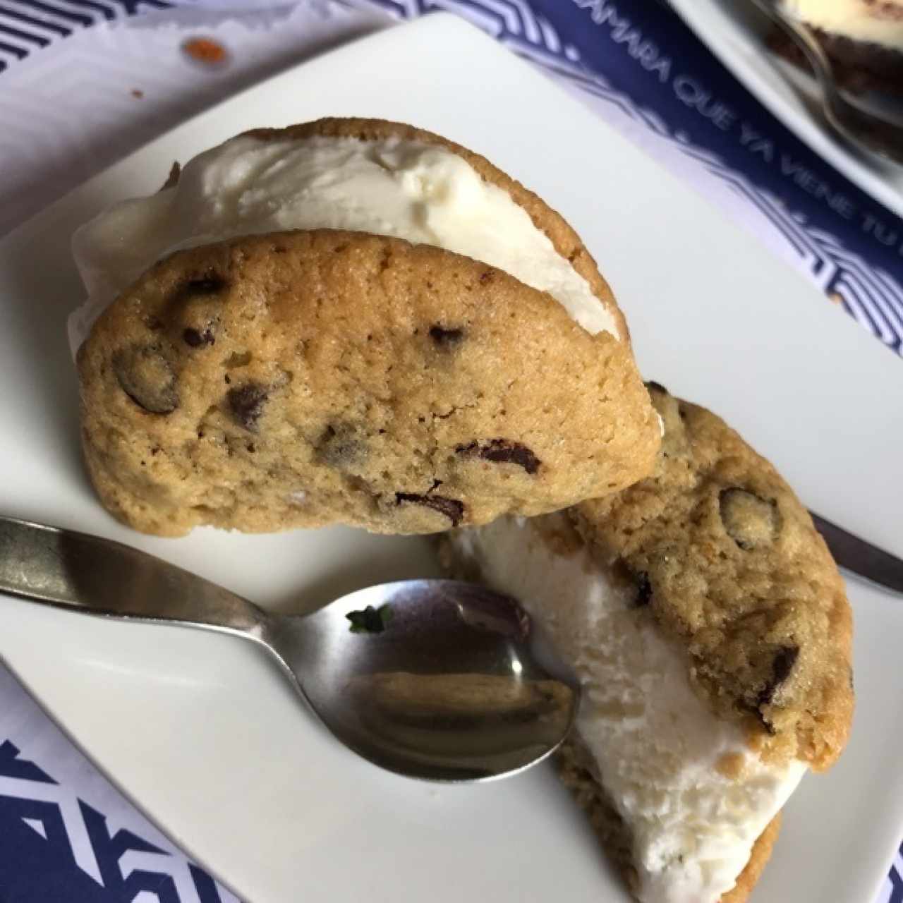 sandwich de galleta choco chip con helado