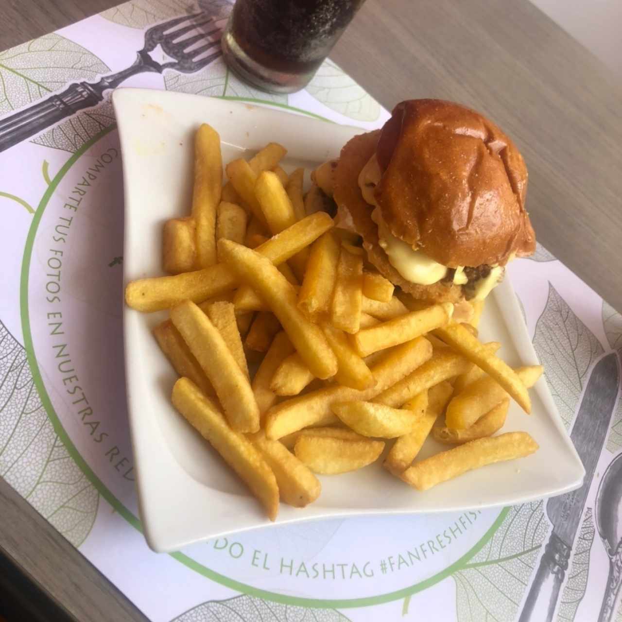 Hamburguesa mini Bayliss con queso de cabra tempura y papas trufadas!