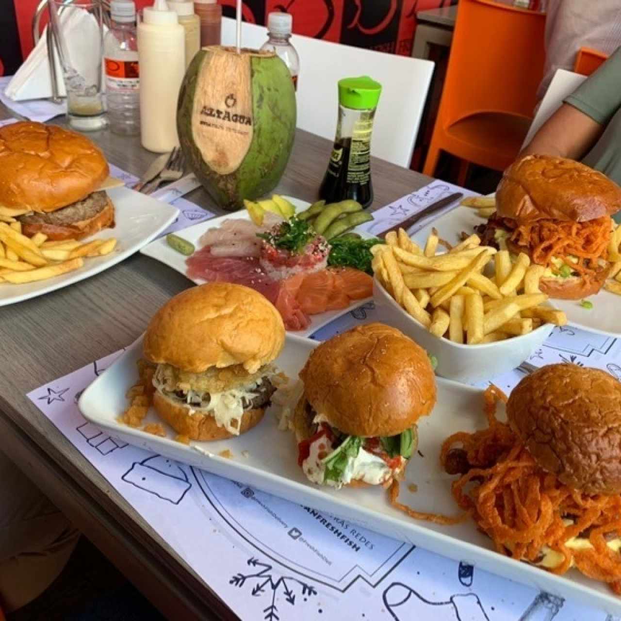 Trío de hamburguesas y Richard Linares
