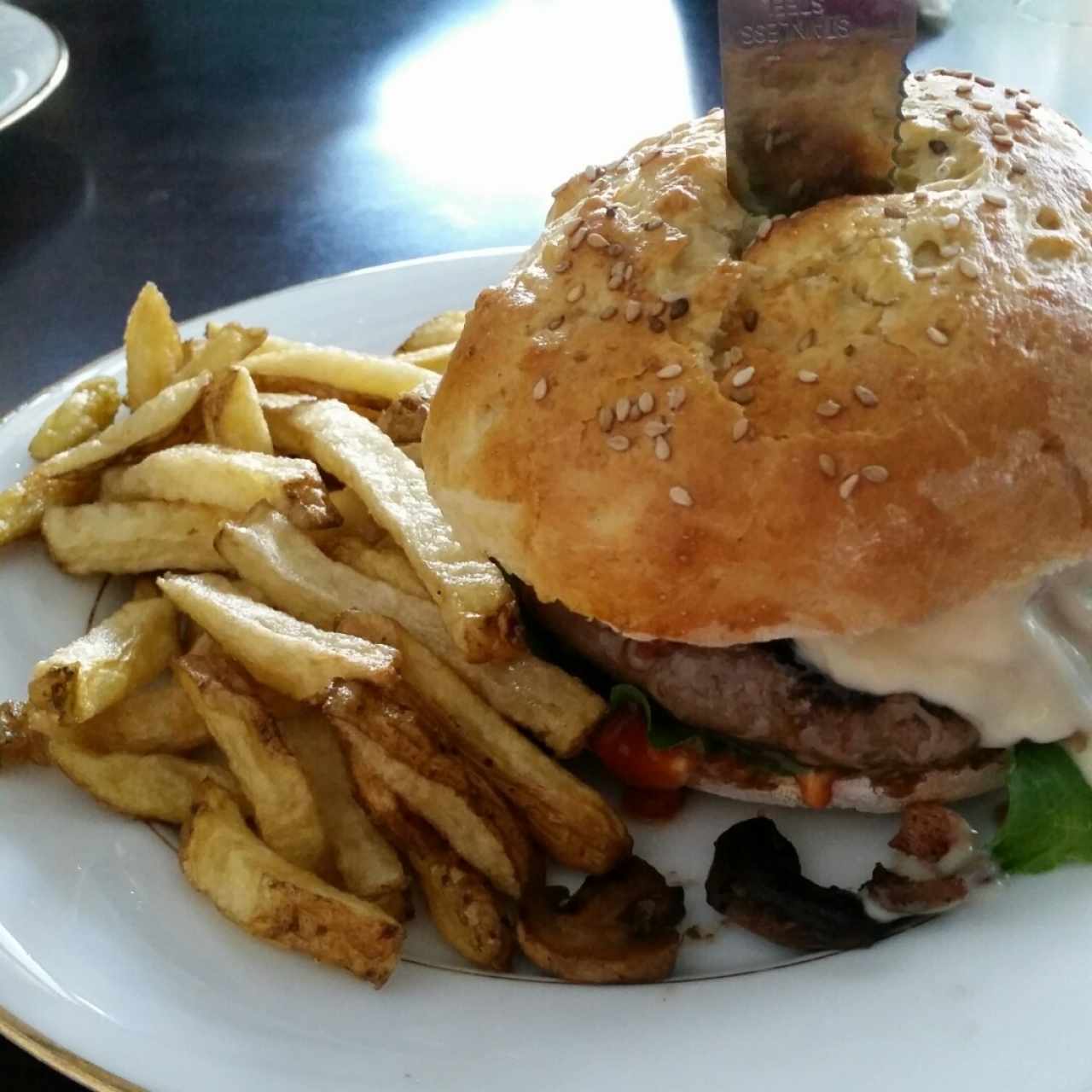 Hamburguesa Americana - unos 200 g de carne con cebollas caramelizadas, queso, tocineta y champiñones salteados con vino 