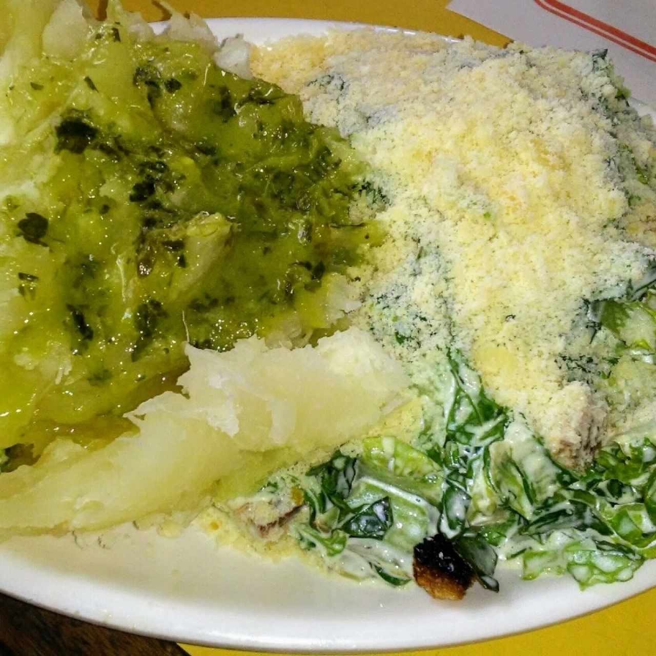 Yuca Sancochada y Ensalada César