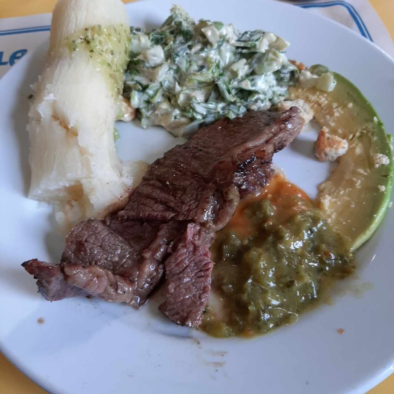 punta trasera acompañada con yuca u ensalada César 