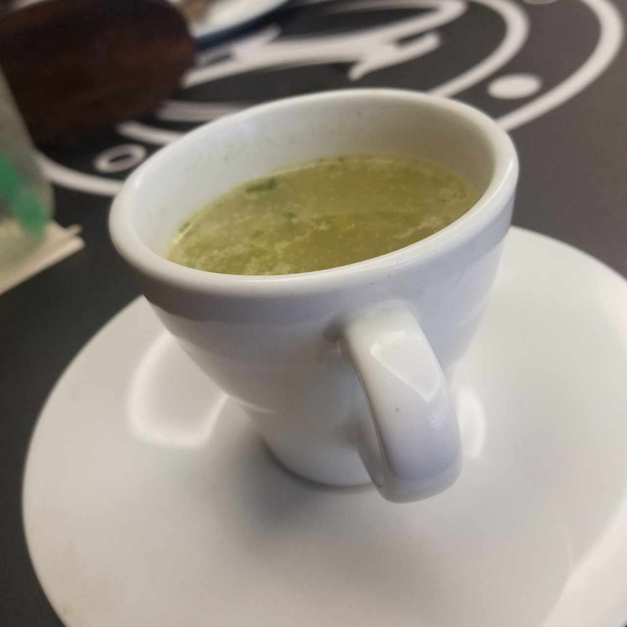 sopa de pollo de cortesía