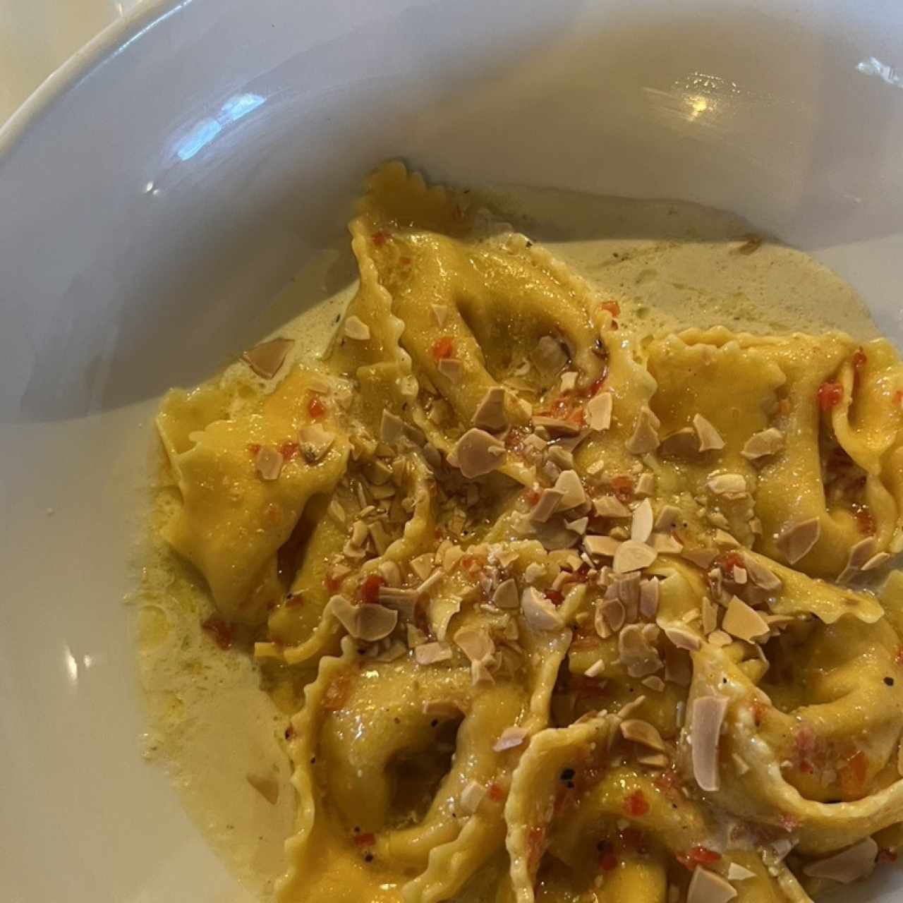 Torteloni relleno de auyama bañado en brie y almendras