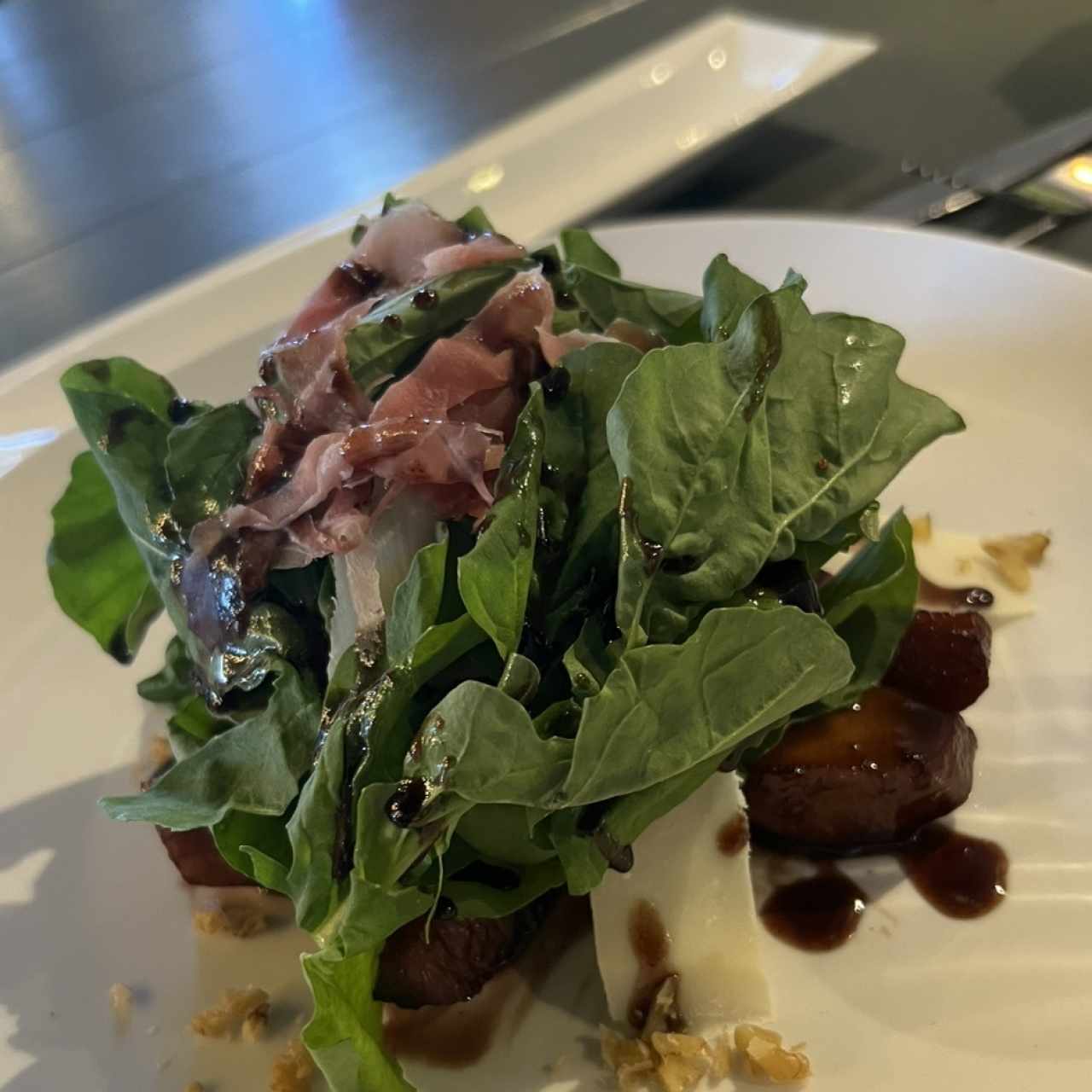 Ensalada de manzana rúgula serrano y parmesano