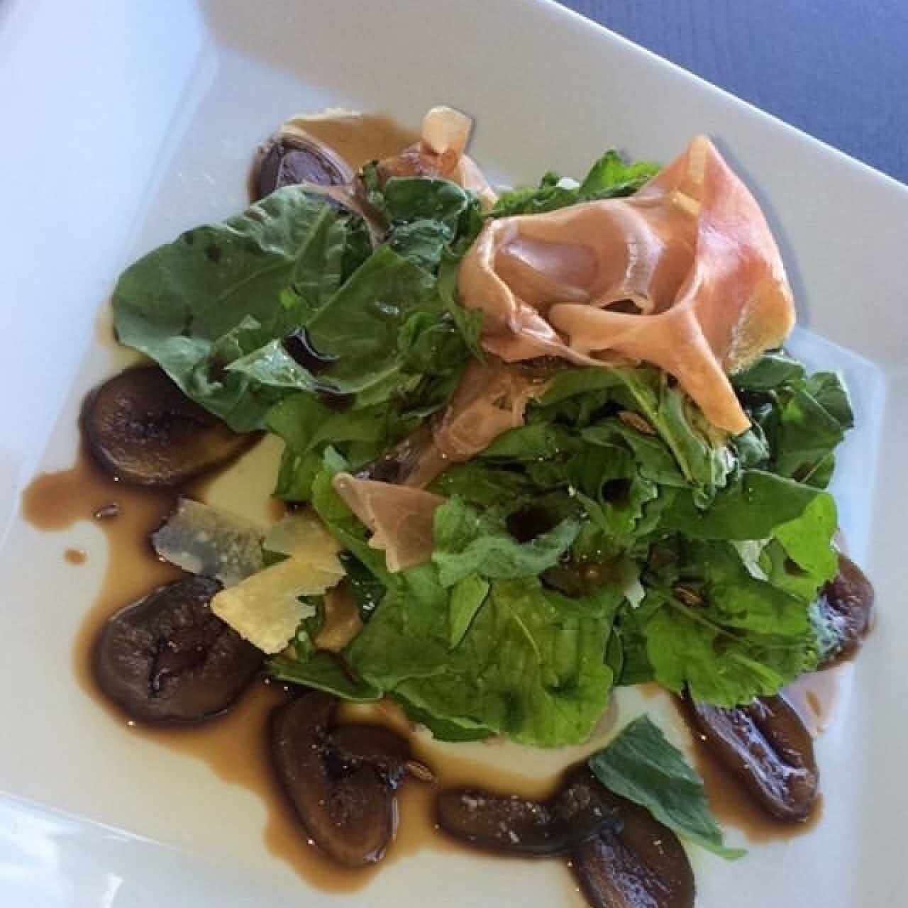 Ensalada de rugula con jamon serrano