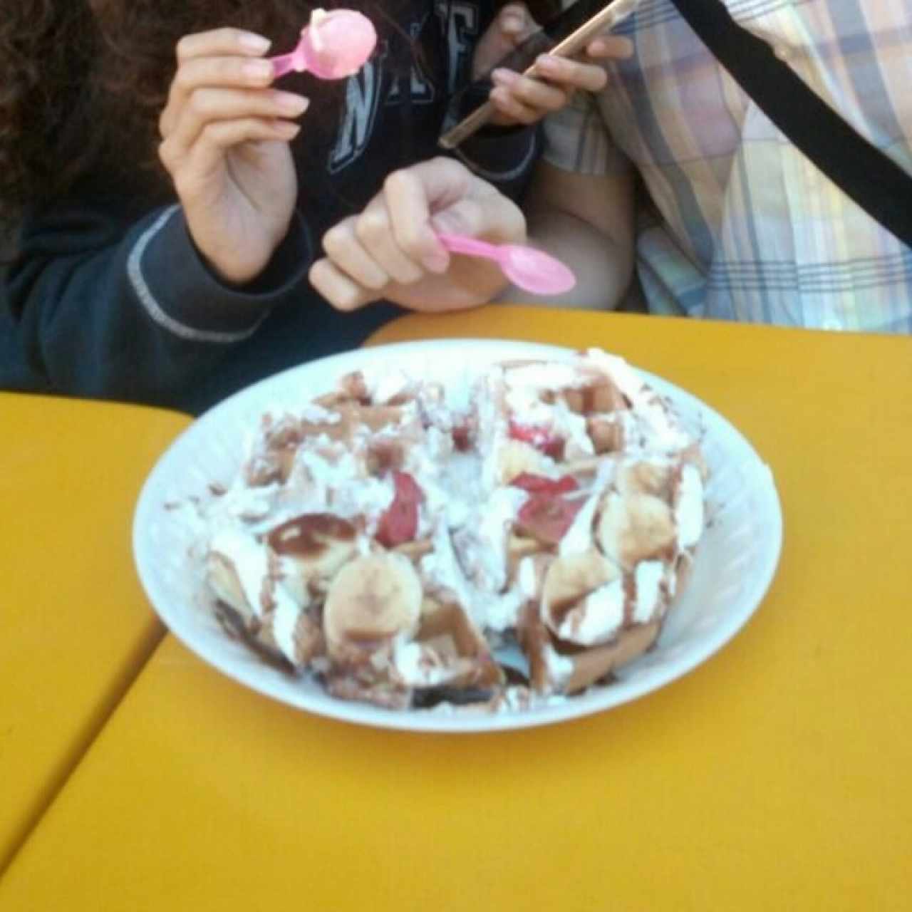 Waffler con frutas chocolate y crema