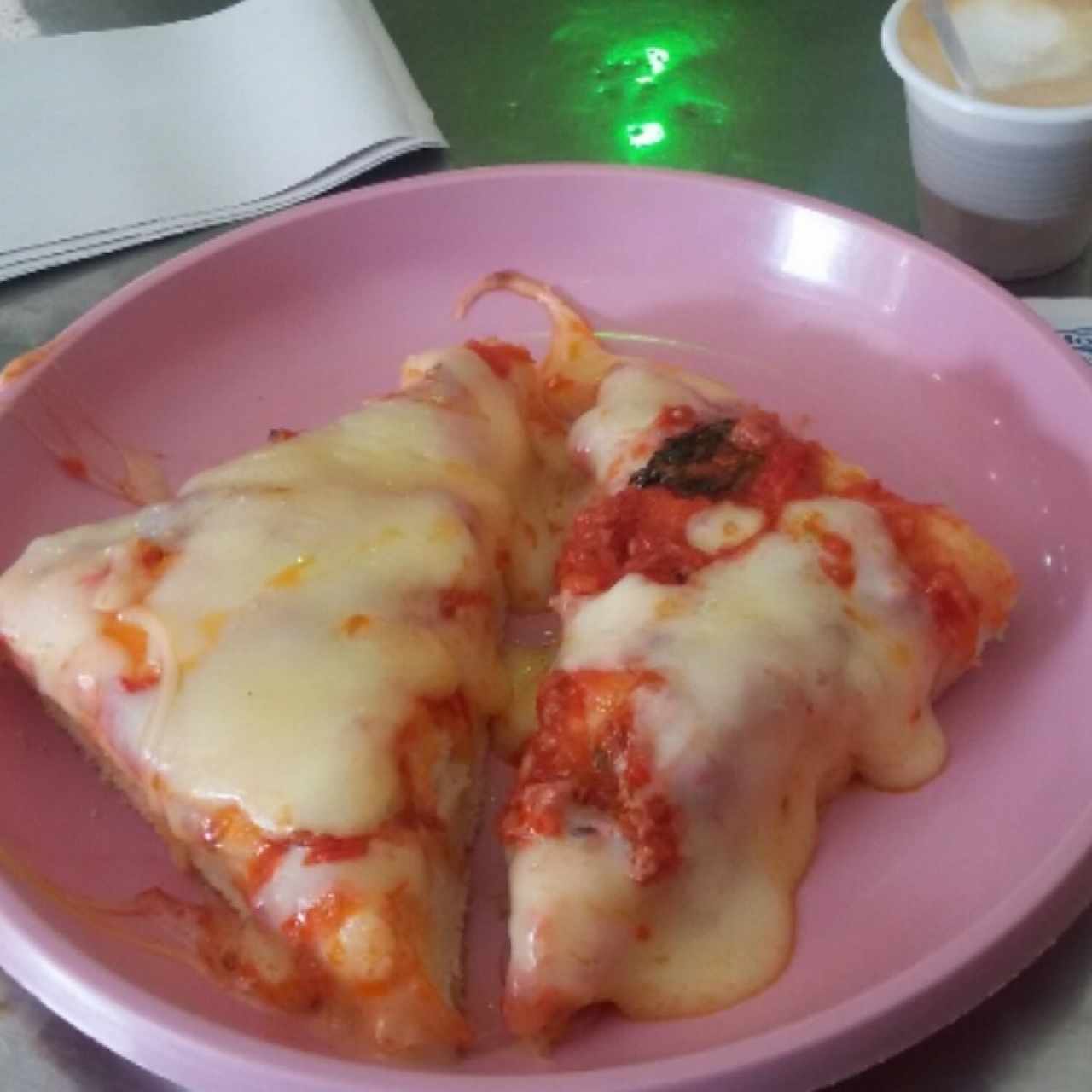 pizza con café pequeño