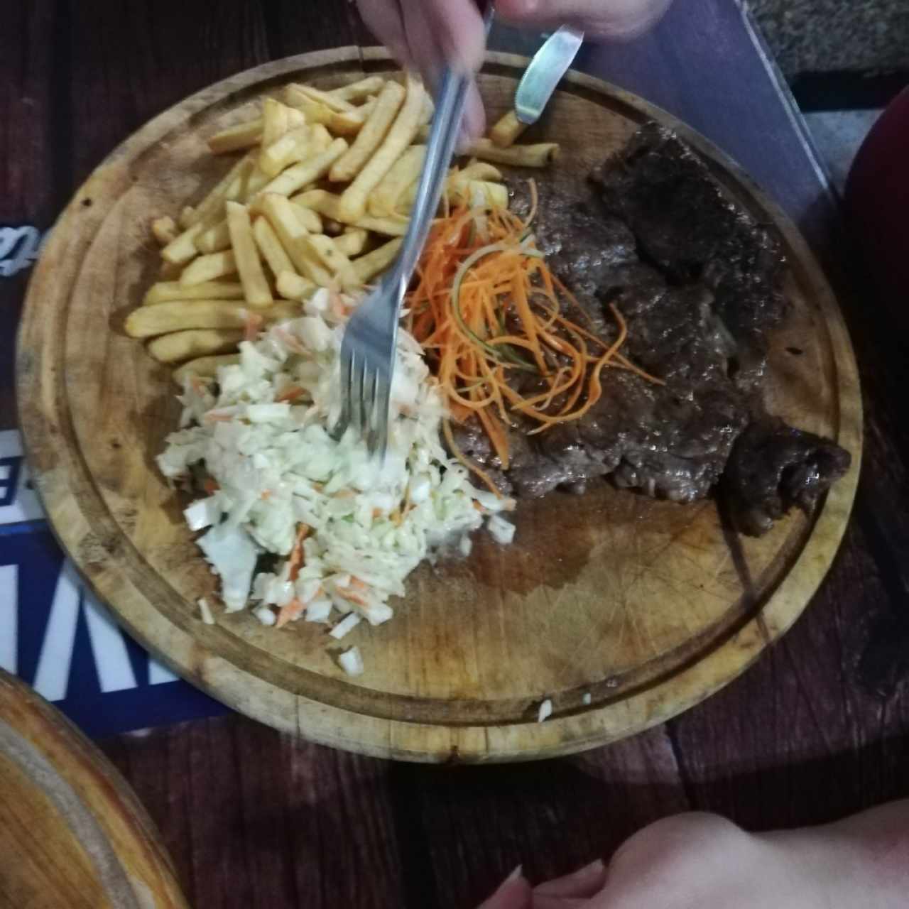 Bisteck de solomo con papas fritas y ensalada 