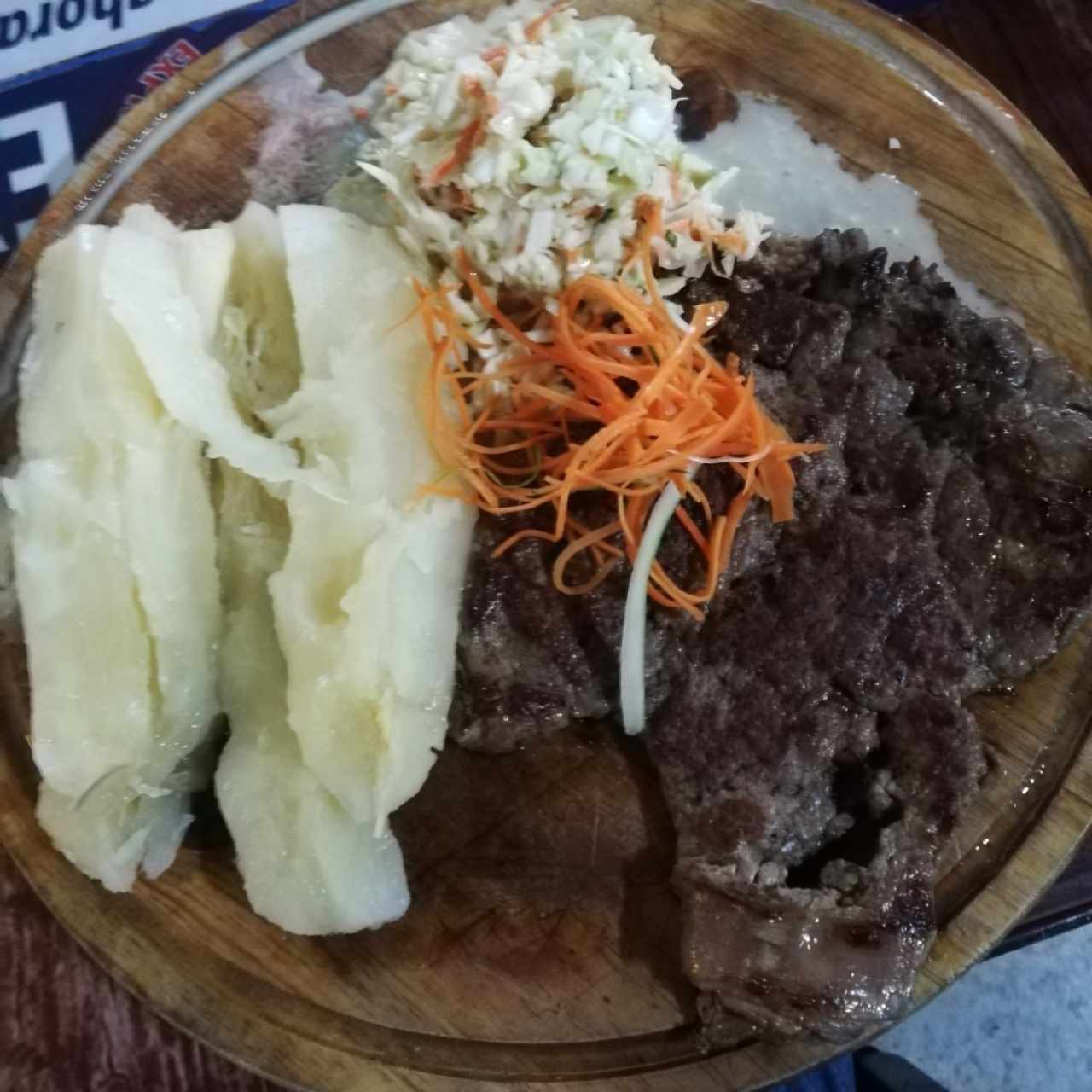Bisteck de solomo con yuca y ensalada 