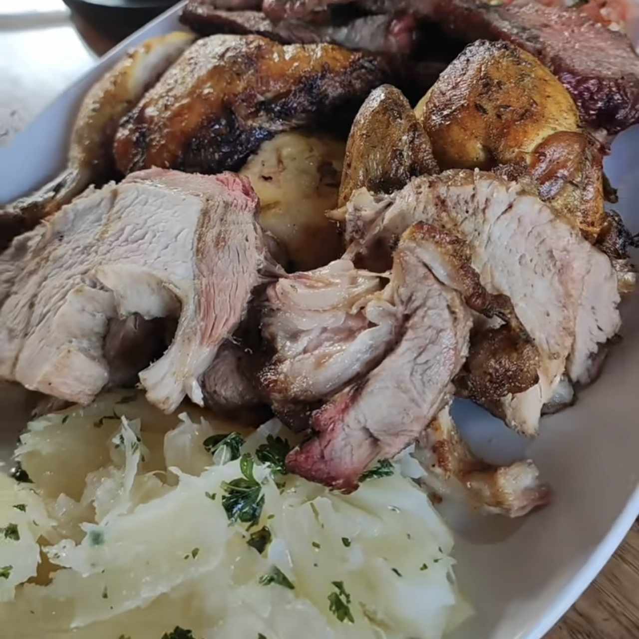 El mejor pollo de la ciudad, y la carne tambien es muy buena..!