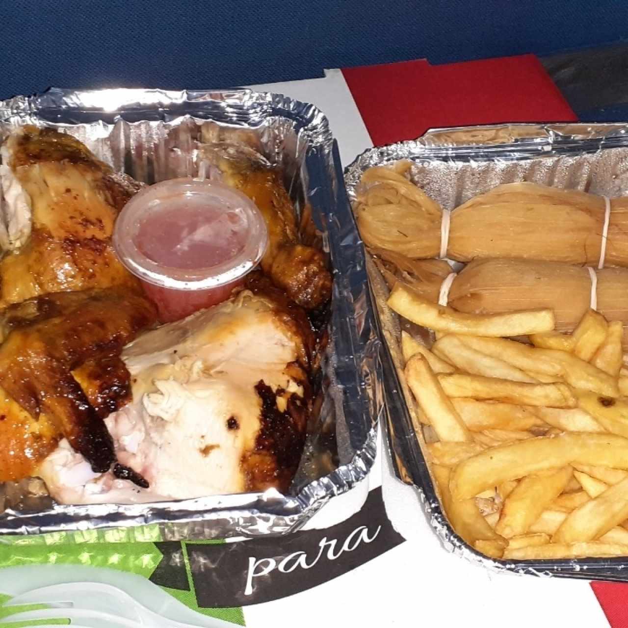 Combo de 1/2 pollo con papas fritas y hallaquitas