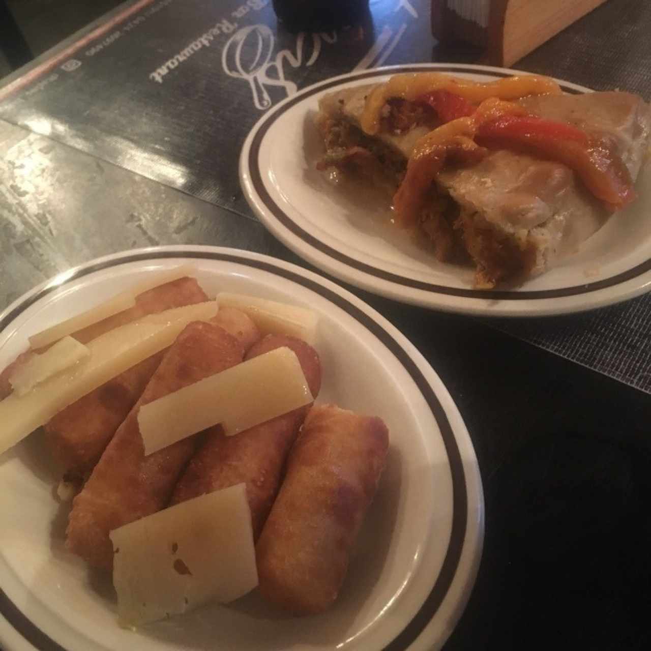 Tequeños con queso manchego y empanada gallega de pollo