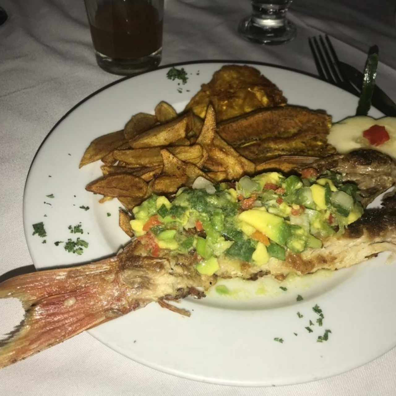 Parguito Mariposa, Media Ración, con Tostones y Papas Fritas, Excelente 