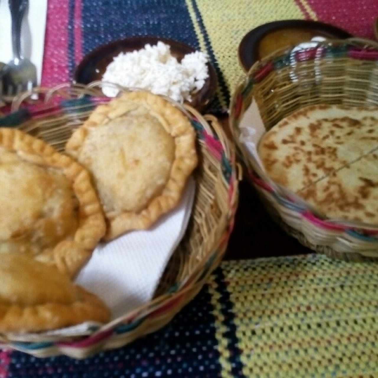 Pasteles de Carne Mechada y queso