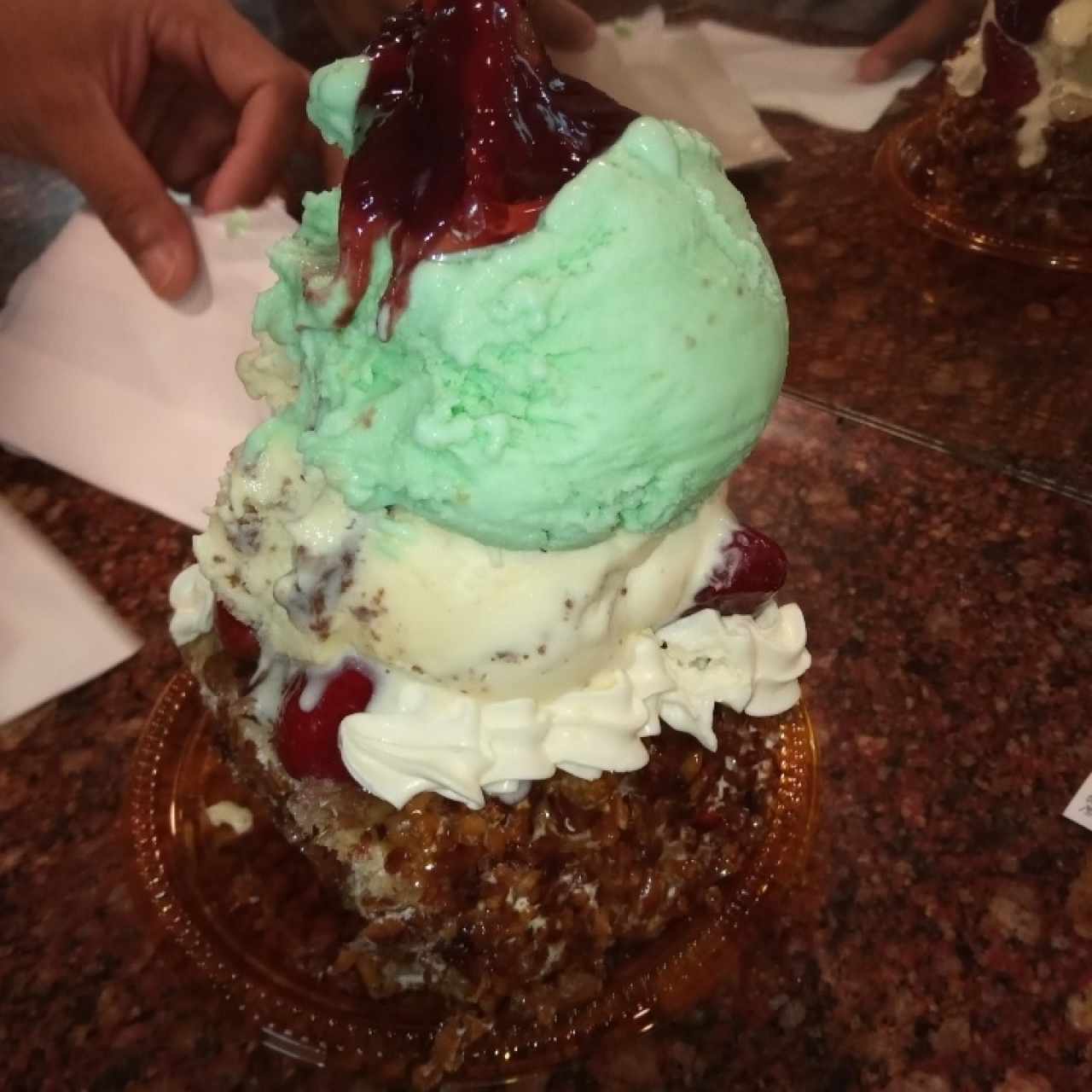 Torta especial con helado de pistacho y cookies