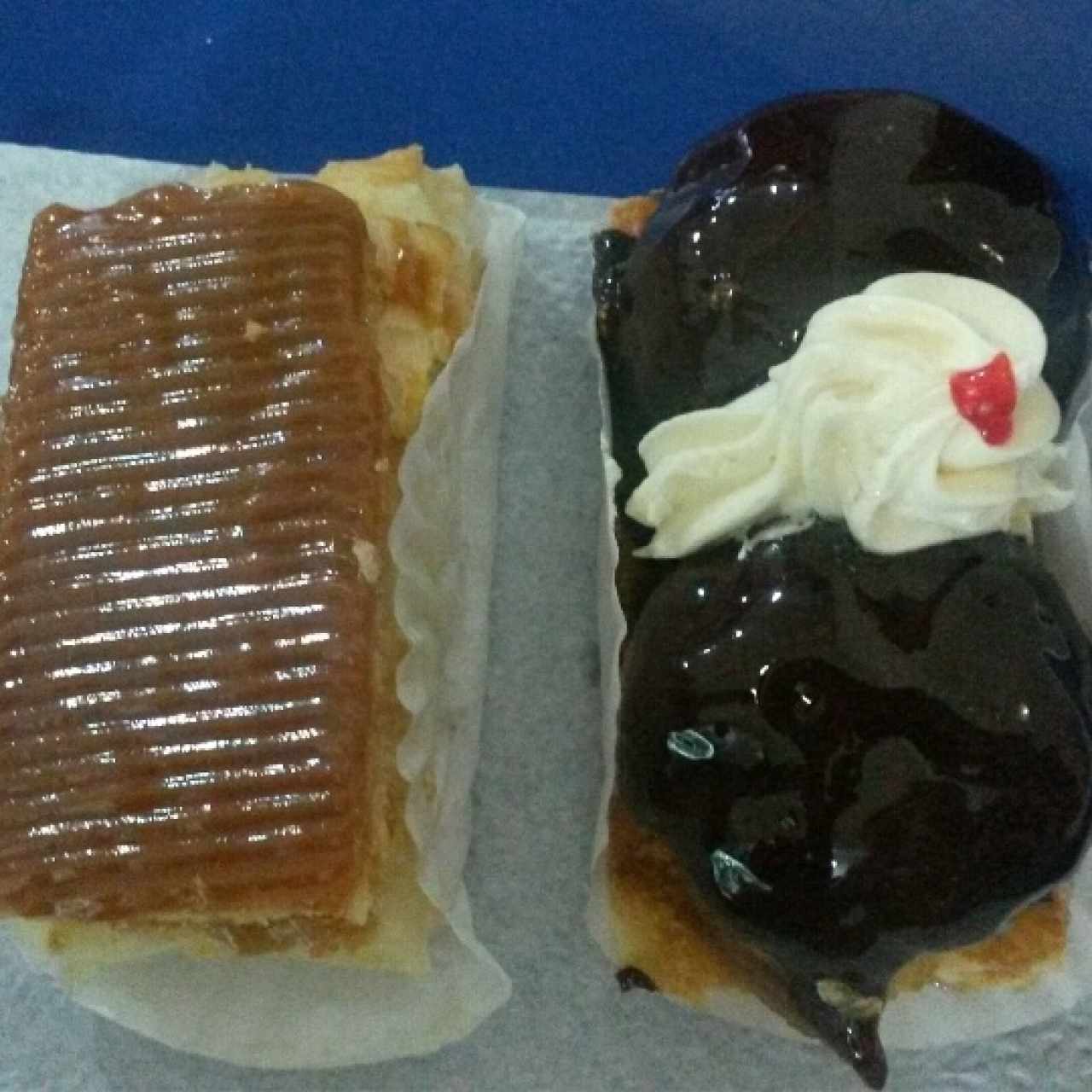 Milhoja con tope de arequipe y Profiterol de Chocolate. 