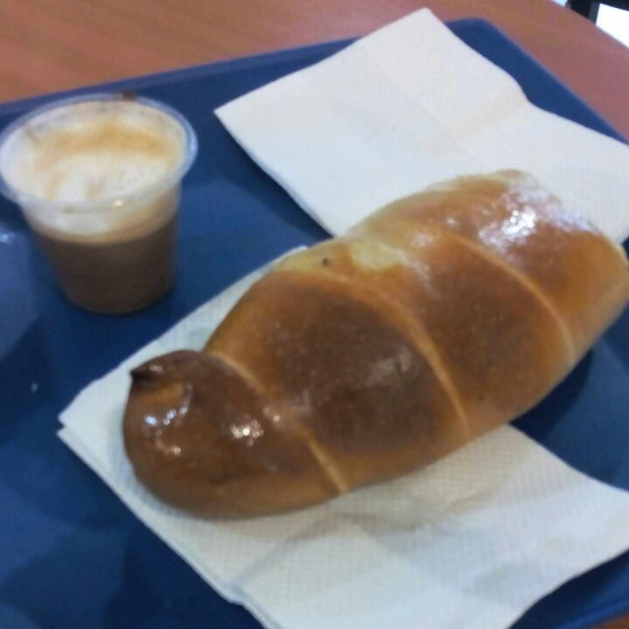 Cachito de jamón de pavo con queso paisa y café marrón