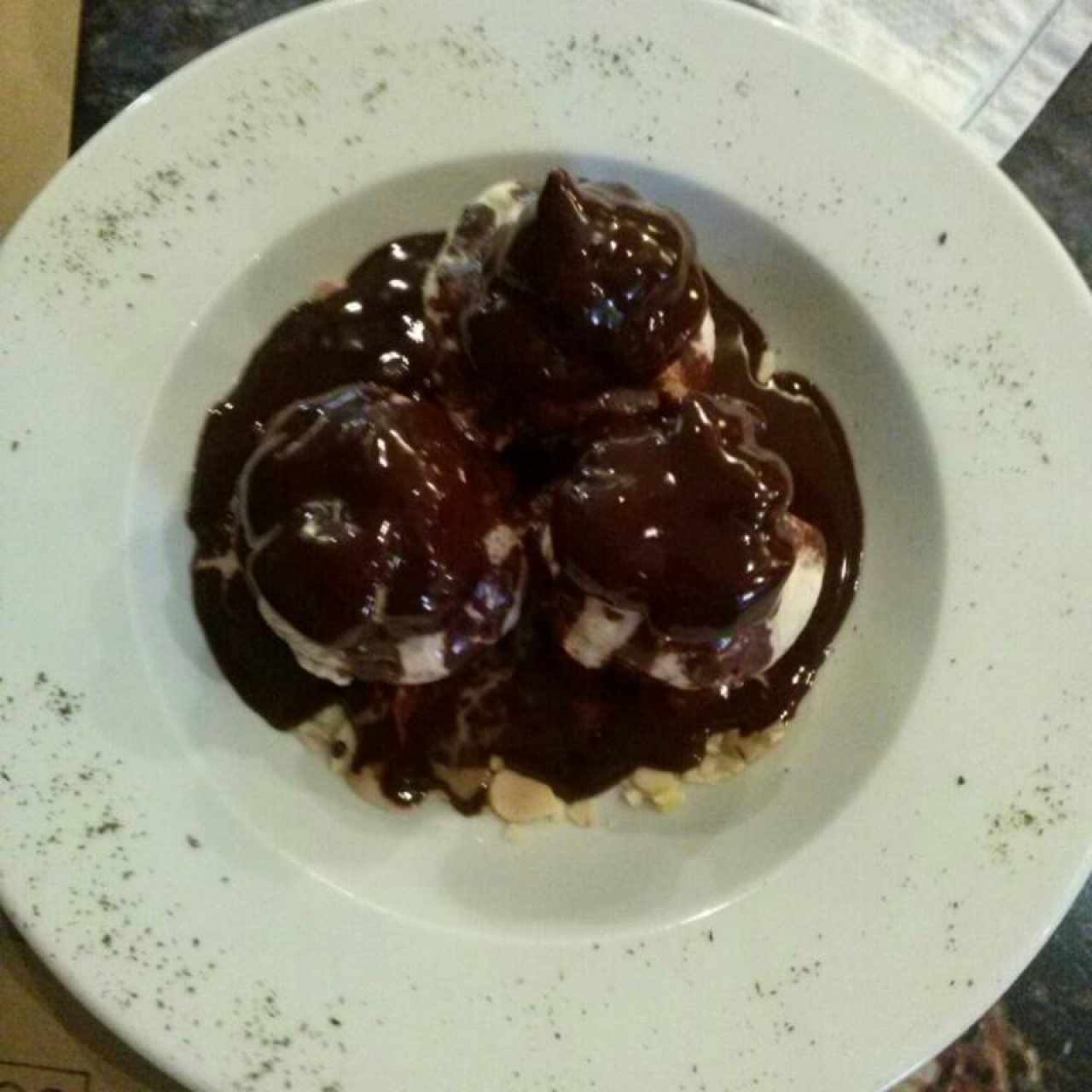 Profiteroles con helado de nutela