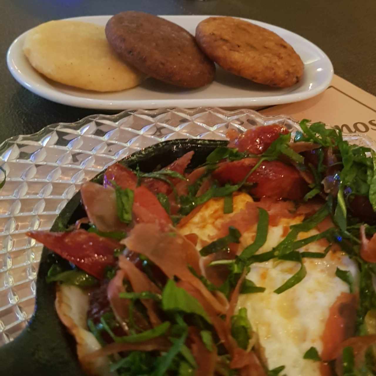 Huevos a Ranchera con trio de arepitas