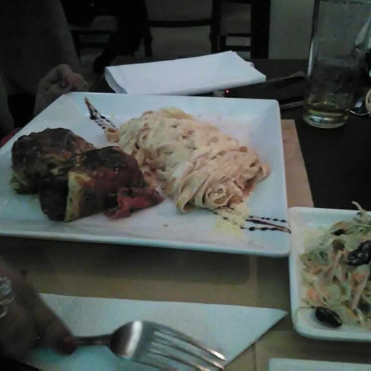 cartochio de lomito envuelto en jamón serrano con pasta 3 quesos