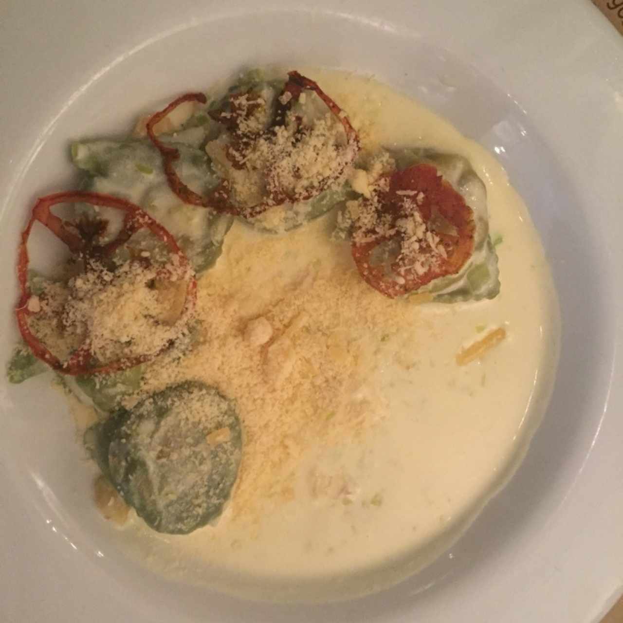 Tortelonis queso cabra y frutos secos