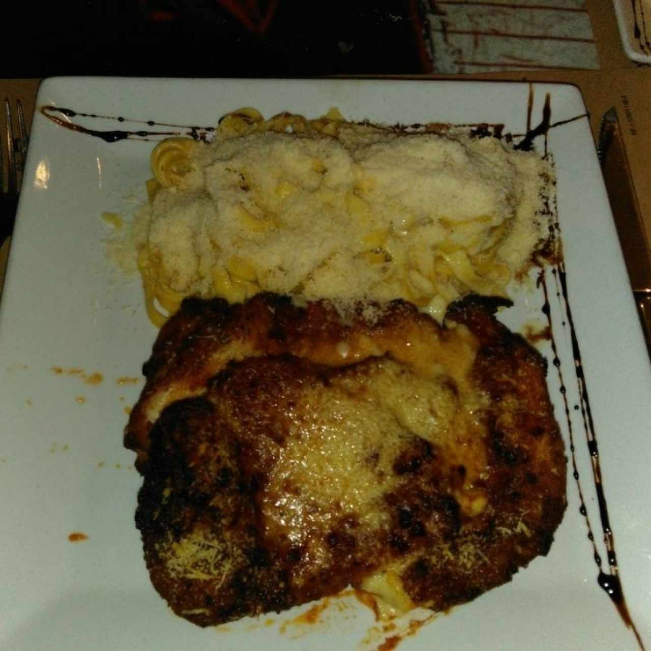 Pollo a la parmigiana con pasta 4 quesos