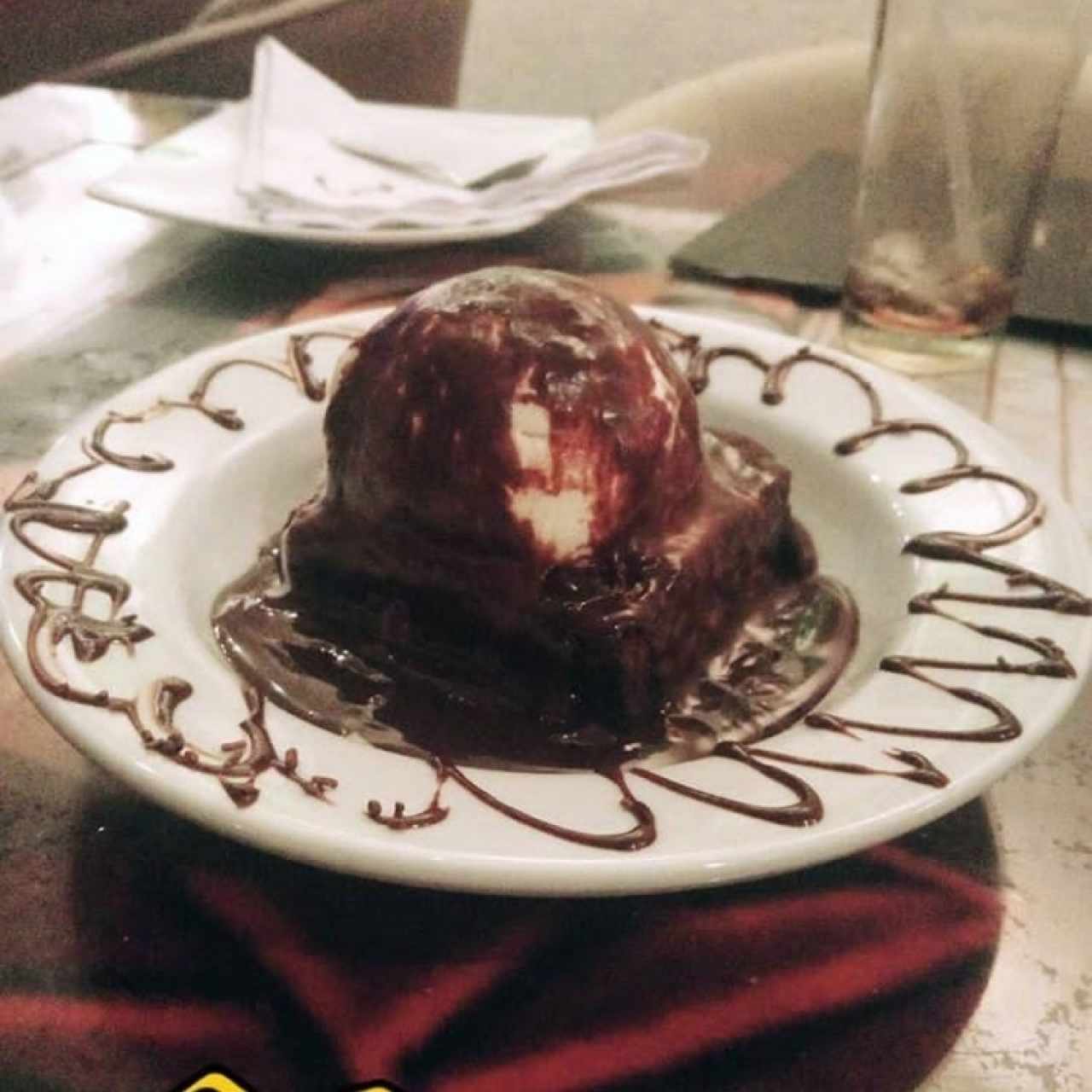 brownie con helado bañado en chocolate oscuro