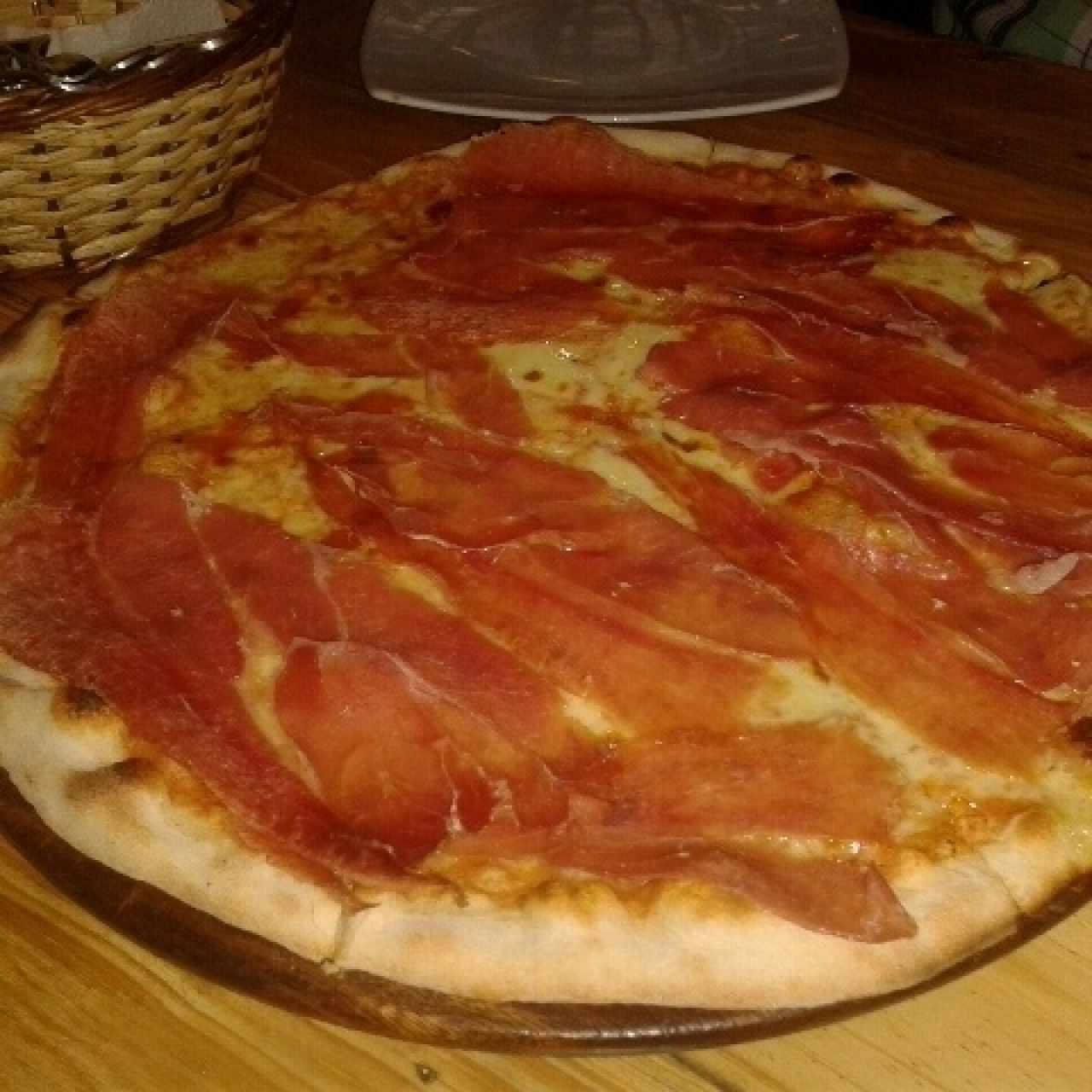 Pizza con jamón serrano