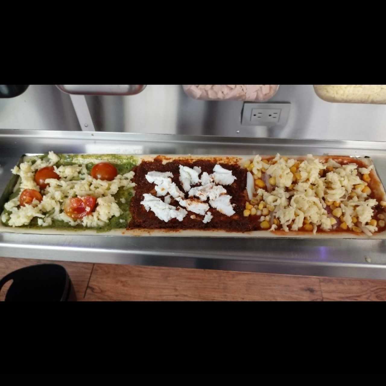 pesto con tomates cherry, tomates secos y queso de cabra, napolitana y maíz