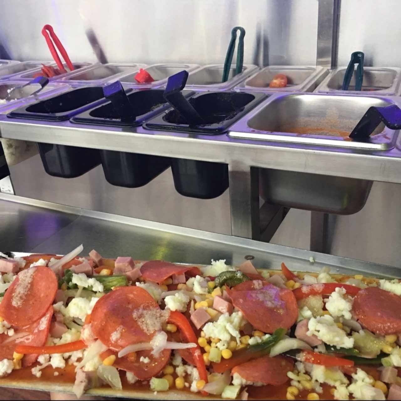 Pizza hecha por ti a tu gusto, eliges el tamaño de la masa, y luego le colocas todos los ingredientes de tu preferencia. El espacio como la atencion es excelente.