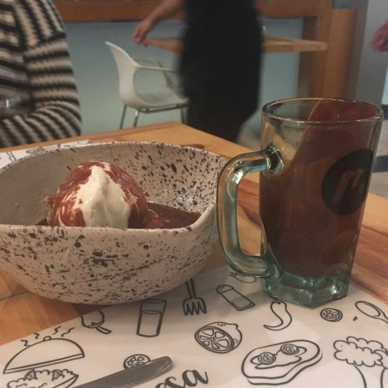 Brownie con helado y salsa de chocolate 