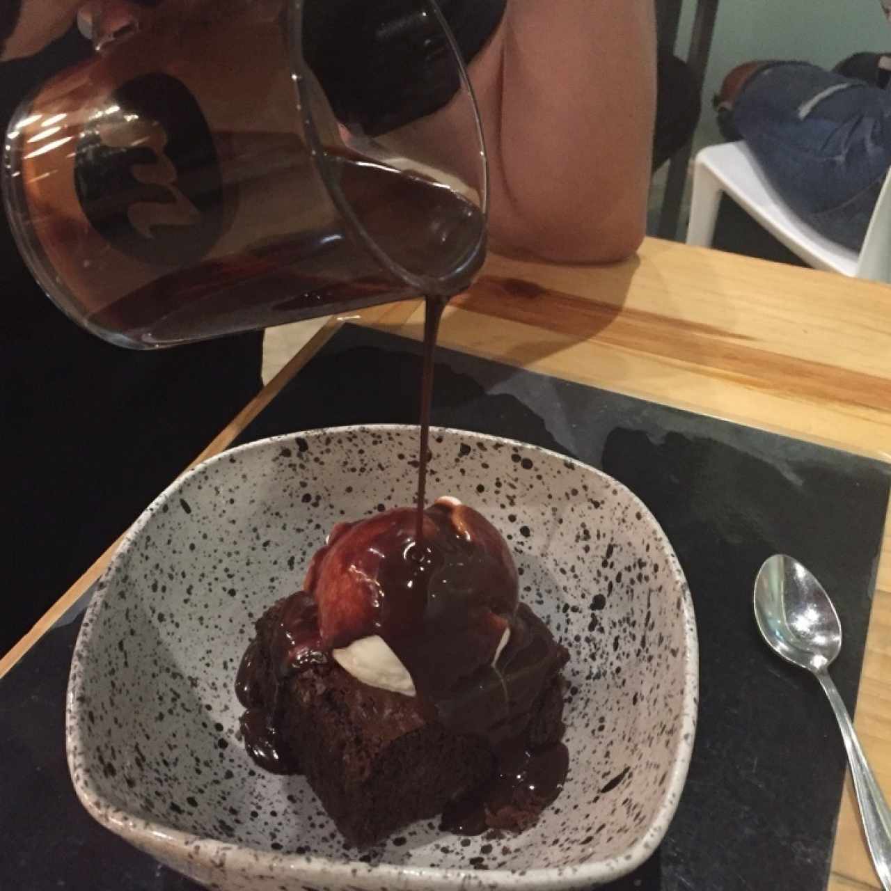 Brownie con helado y salsa dd chocolate..
