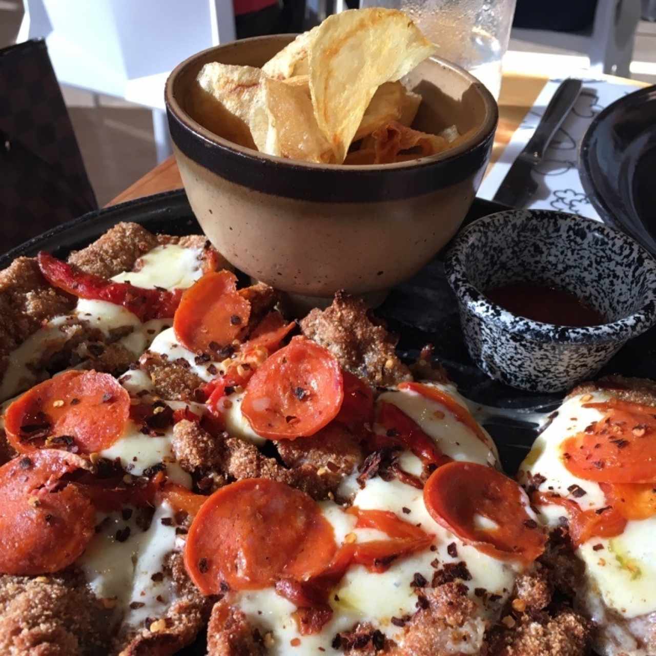 Milanesa de carne pepperoni + chips de papas